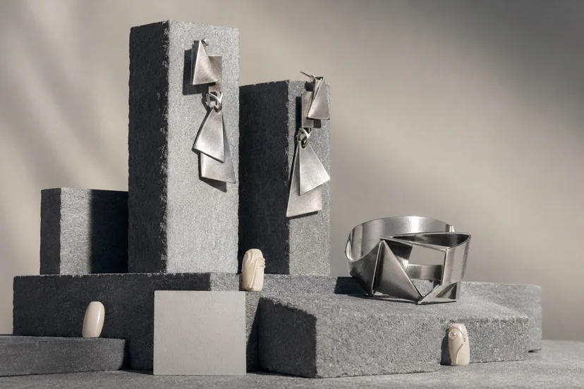 What to wear to an art gallery shown as a Gallery Room Box with cream press-on nails and sculptural silver jewelry.