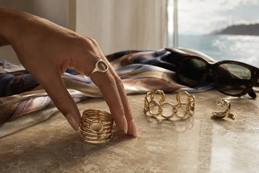 travel nails 7-day rotation with gray palettes, metal jewelry, and controlled vivid accents